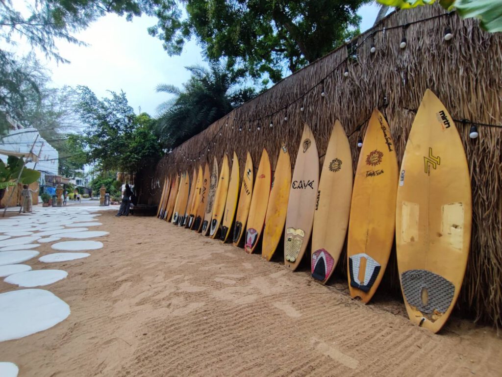 Cave Beach Club แลนด์มาร์คในพัทยา บรรยากาศสุดชิล อาหารอร่อย วิวทะเลสุดฟิน