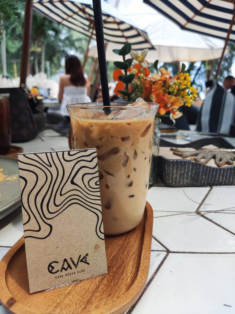 Cave Beach Club แลนด์มาร์คในพัทยา บรรยากาศสุดชิล อาหารอร่อย วิวทะเลสุดฟิน