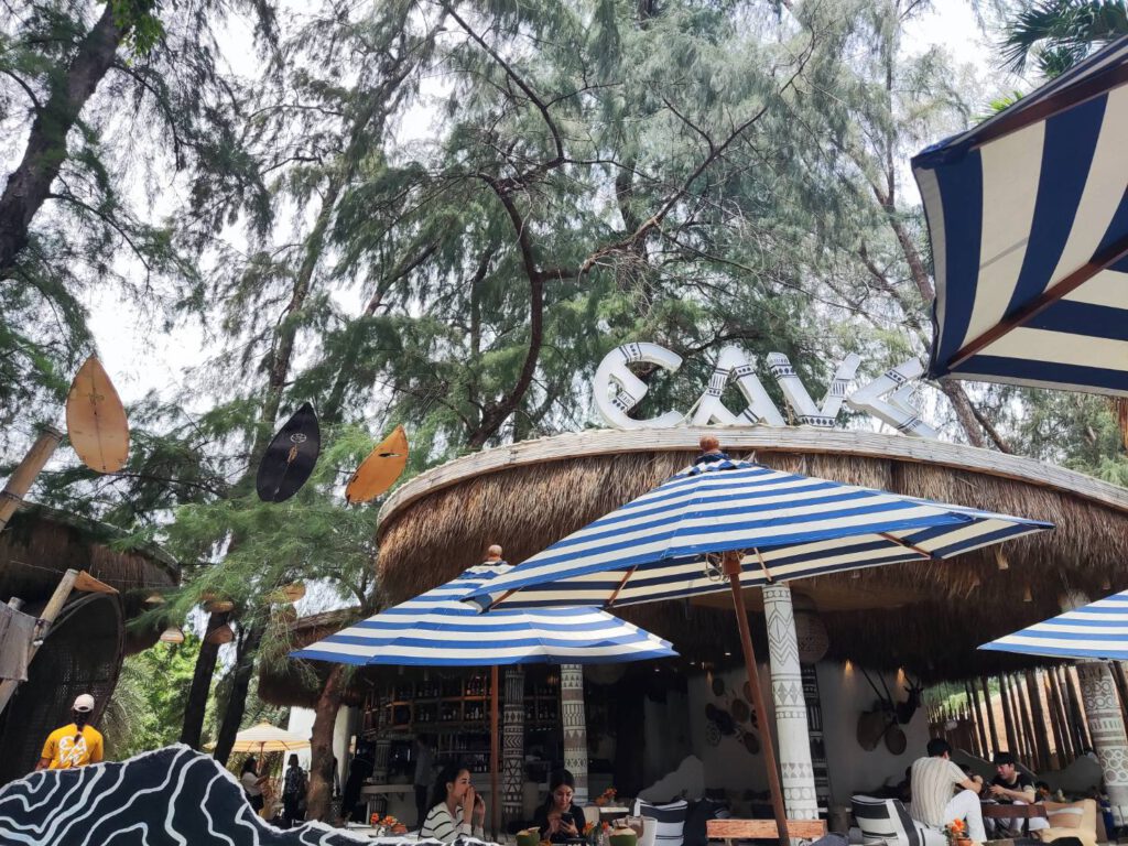 Cave Beach Club แลนด์มาร์คในพัทยา บรรยากาศสุดชิล อาหารอร่อย วิวทะเลสุดฟิน