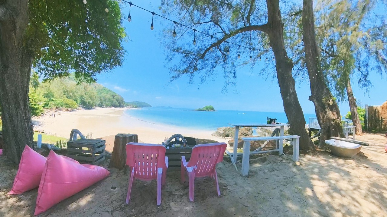 Curve Beach Cafe : ดื่มด่ำกาแฟ ฟังเสียงคลื่น ชิลริมทะเล @สัตหีบ