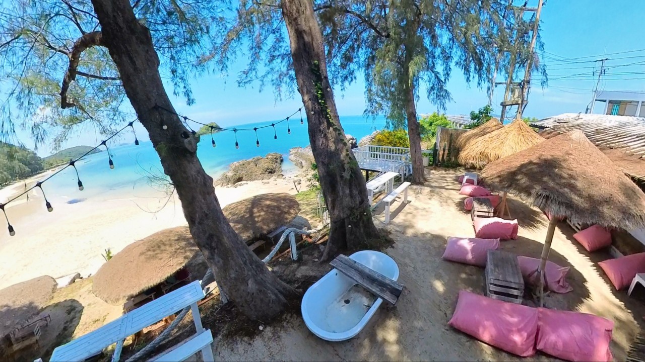 Curve Beach Cafe : ดื่มด่ำกาแฟ ฟังเสียงคลื่น ชิลริมทะเล @สัตหีบ