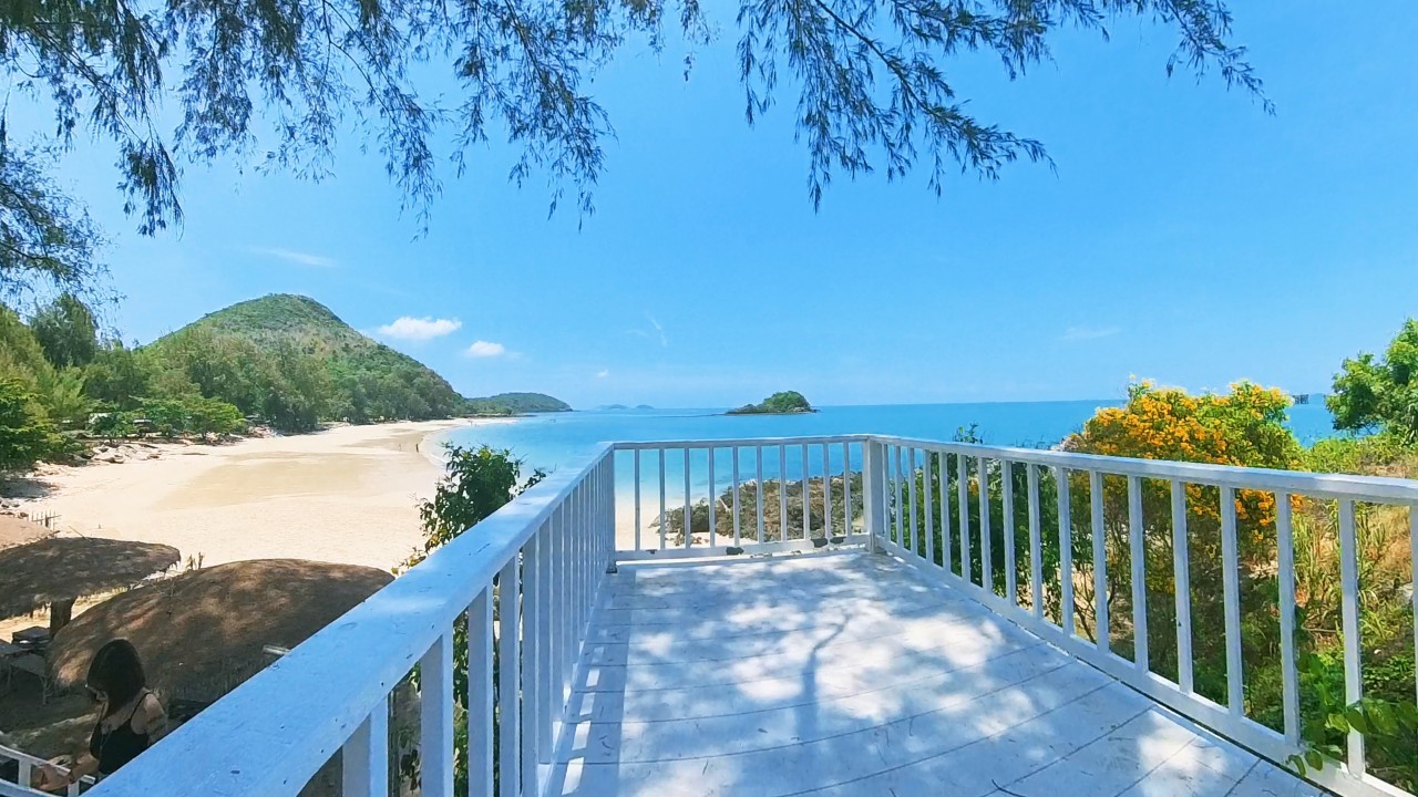 Curve Beach Cafe : ดื่มด่ำกาแฟ ฟังเสียงคลื่น ชิลริมทะเล @สัตหีบ