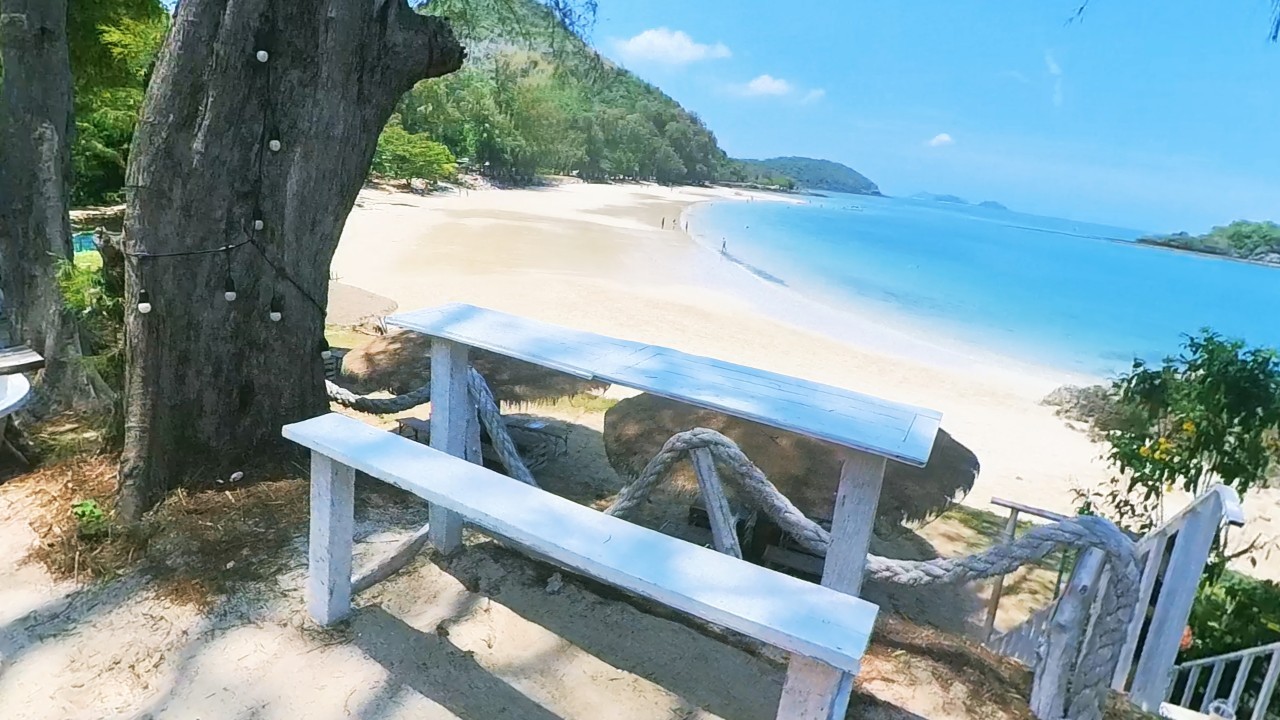 Curve Beach Cafe : ดื่มด่ำกาแฟ ฟังเสียงคลื่น ชิลริมทะเล @สัตหีบ