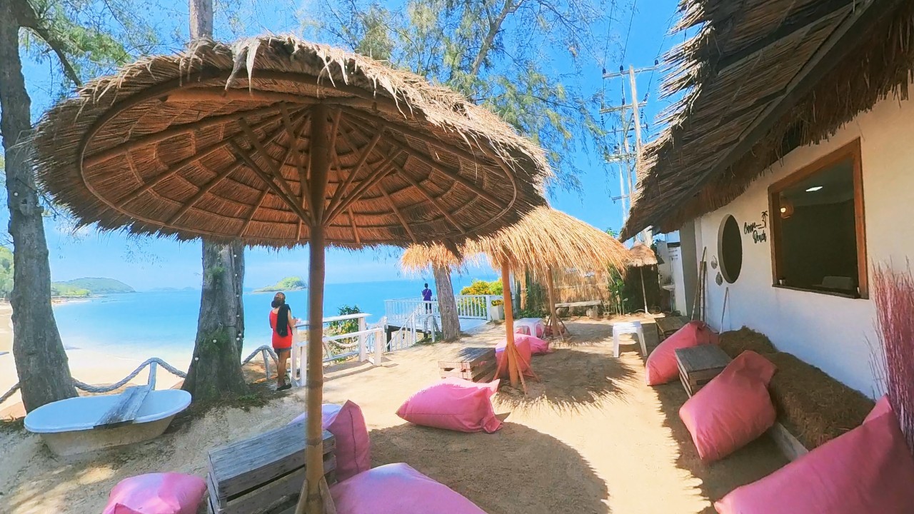 Curve Beach Cafe : ดื่มด่ำกาแฟ ฟังเสียงคลื่น ชิลริมทะเล @สัตหีบ