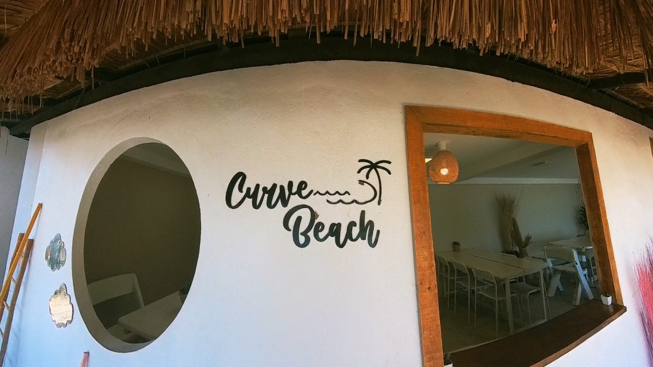 Curve Beach Cafe : ดื่มด่ำกาแฟ ฟังเสียงคลื่น ชิลริมทะเล @สัตหีบ